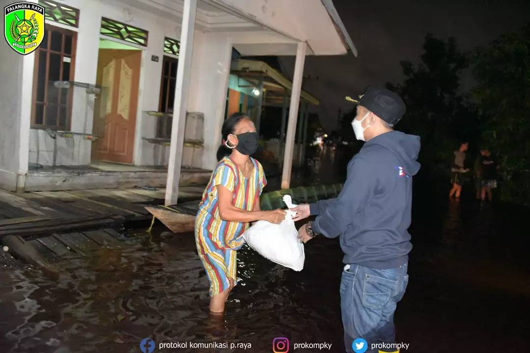 Wali Kota Kunjungi Korban Banjir di Jalan Anoi dan Salurkan Bantuan 